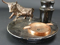 Vintage asbak met bronzen stier op hout - afbeelding 1 van  5