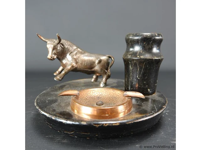Vintage asbak met bronzen stier op hout - afbeelding 2 van  5