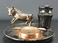Vintage asbak met bronzen stier op hout - afbeelding 2 van  5