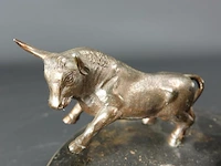 Vintage asbak met bronzen stier op hout - afbeelding 3 van  5