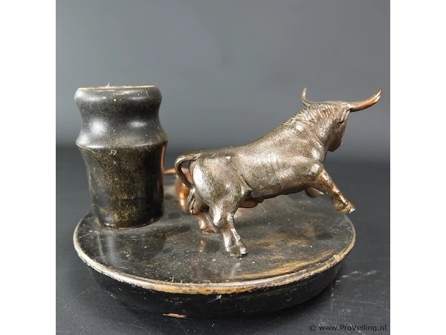 Vintage asbak met bronzen stier op hout - afbeelding 4 van  5