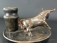 Vintage asbak met bronzen stier op hout - afbeelding 4 van  5