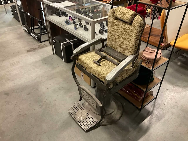 Vintage barberstoel - afbeelding 2 van  5