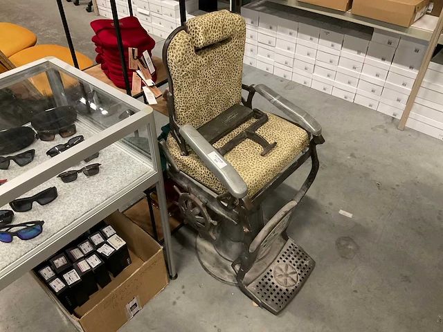 Vintage barberstoel - afbeelding 1 van  5