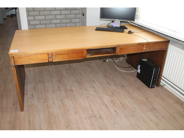 Vintage bureau met vier laden. afmeting 200 x 100 x 76 cm - afbeelding 1 van  2