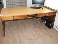 Vintage bureau met vier laden. afmeting 200 x 100 x 76 cm - afbeelding 1 van  2