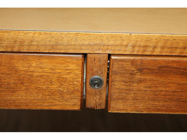 Vintage bureau met vier laden. afmeting 200 x 100 x 76 cm - afbeelding 2 van  2