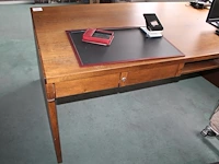 Vintage bureau met vier laden en vintage roze beklede bureaustoel thonet. afmeting 200 x 100 x 76 cm. let o... - afbeelding 2 van  3