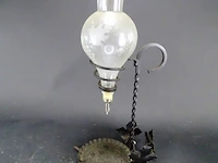 Vintage decanter op ijzeren stand
