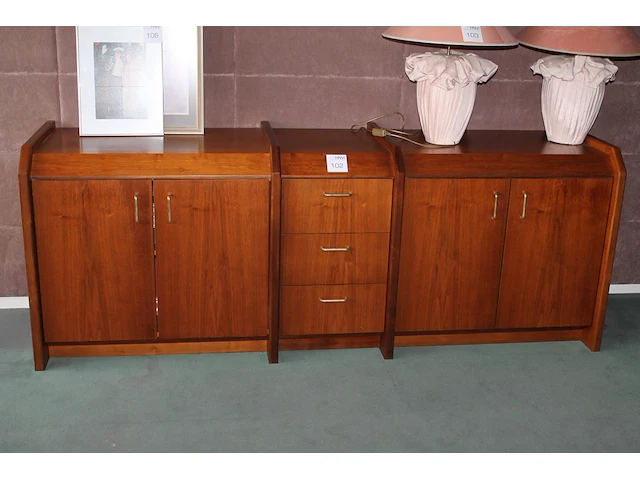 Vintage dressoir met drie laden en vier deuren. afmeting 213 x 56 x 80 cm - afbeelding 1 van  1