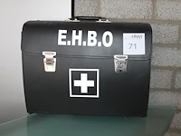Vintage ehbo-koffer met vijf laden en inhoud. afmeting 45 x 17 x 34 cm - afbeelding 1 van  3