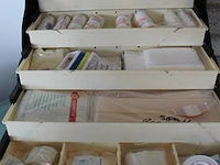 Vintage ehbo-koffer met vijf laden en inhoud. afmeting 45 x 17 x 34 cm - afbeelding 2 van  3
