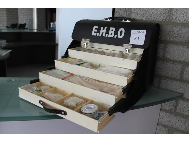 Vintage ehbo-koffer met vijf laden en inhoud. afmeting 45 x 17 x 34 cm - afbeelding 3 van  3