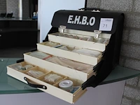 Vintage ehbo-koffer met vijf laden en inhoud. afmeting 45 x 17 x 34 cm - afbeelding 3 van  3