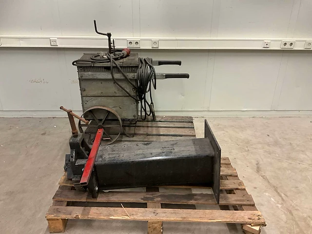 Vintage elektrode lasapparaat en buigmachine - afbeelding 2 van  5