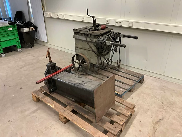 Vintage elektrode lasapparaat en buigmachine - afbeelding 3 van  5