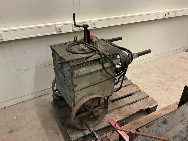 Vintage elektrode lasapparaat en buigmachine - afbeelding 4 van  5