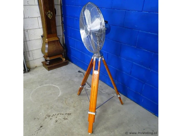 Vintage emerio ventilator op houten tripod - afbeelding 2 van  5