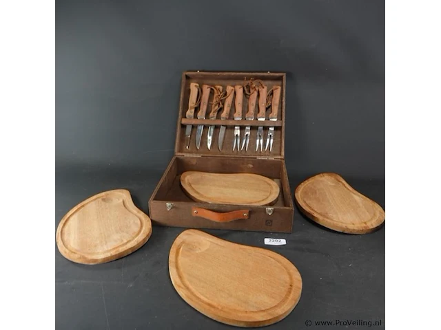Vintage houten vleesplank en bestek in houten kist - afbeelding 1 van  5