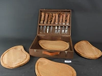 Vintage houten vleesplank en bestek in houten kist - afbeelding 1 van  5