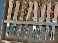 Vintage houten vleesplank en bestek in houten kist - afbeelding 2 van  5