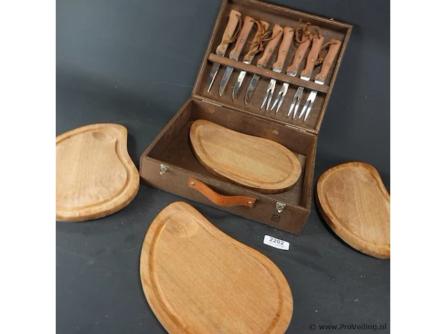 Vintage houten vleesplank en bestek in houten kist - afbeelding 3 van  5