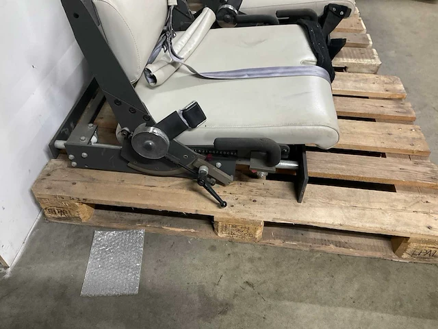 Vintage industriële stoel (2x) - afbeelding 3 van  4