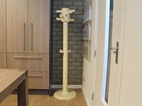 Vintage kapstok met 12 haken en hoogte 170 cm. - afbeelding 1 van  2