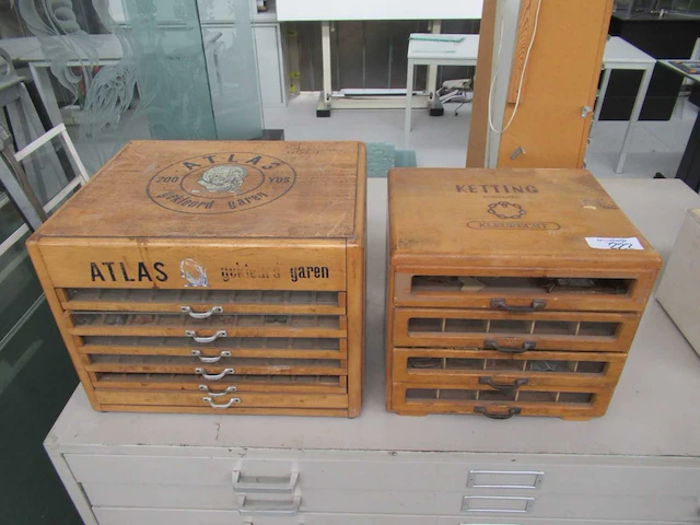 Vintage kast met ruglood en breukwielen (2x) - afbeelding 1 van  6
