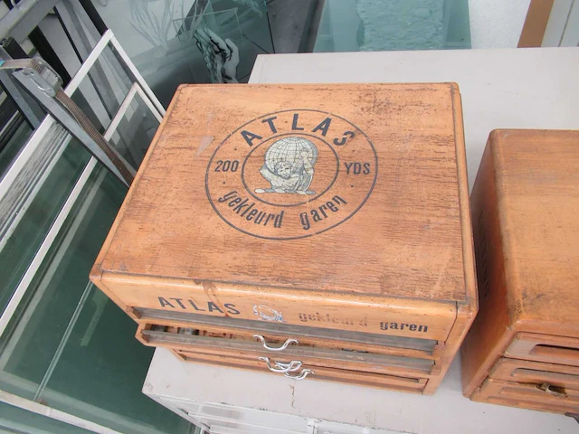 Vintage kast met ruglood en breukwielen (2x) - afbeelding 5 van  6