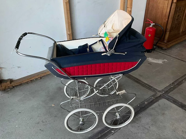 Vintage kinderwagen - afbeelding 1 van  6