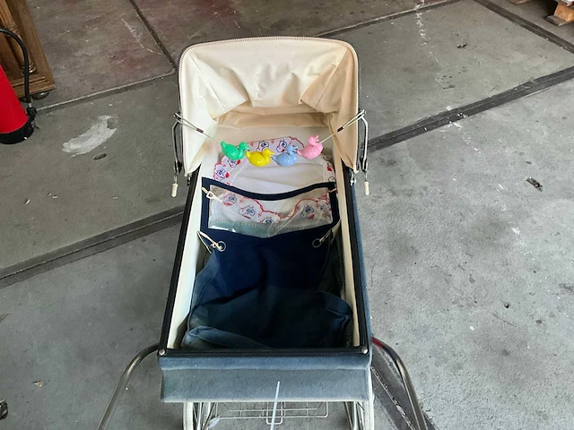 Vintage kinderwagen - afbeelding 4 van  6
