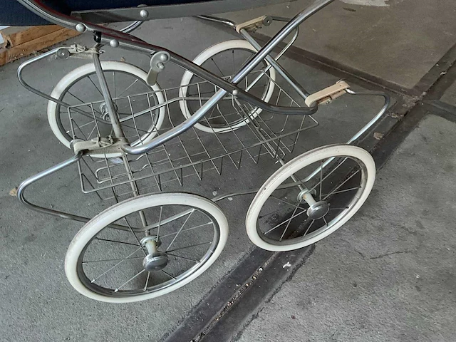 Vintage kinderwagen - afbeelding 6 van  6