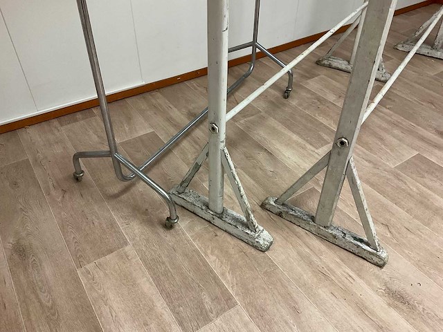 Vintage kledingrekken - afbeelding 2 van  2