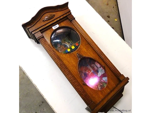 Vintage klokkenkast verbouwd tot tempel met licht - afbeelding 1 van  5