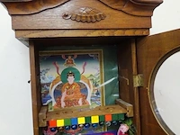 Vintage klokkenkast verbouwd tot tempel met licht - afbeelding 3 van  5