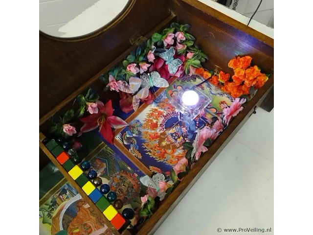 Vintage klokkenkast verbouwd tot tempel met licht - afbeelding 4 van  5