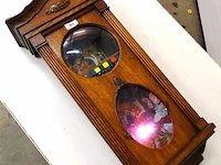 Vintage klokkenkast verbouwd tot tempel met licht