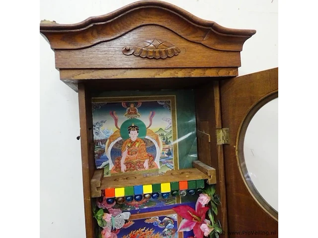 Vintage klokkenkast verbouwd tot tempel met licht - afbeelding 3 van  5