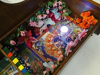 Vintage klokkenkast verbouwd tot tempel met licht - afbeelding 4 van  5