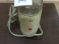 Vintage koffiemolen werkend - afbeelding 1 van  2