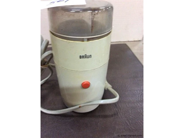 Vintage koffiemolen werkend - afbeelding 2 van  2