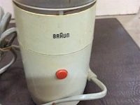 Vintage koffiemolen werkend - afbeelding 2 van  2