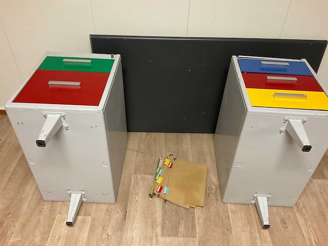 Vintage metalen bureau - afbeelding 1 van  3