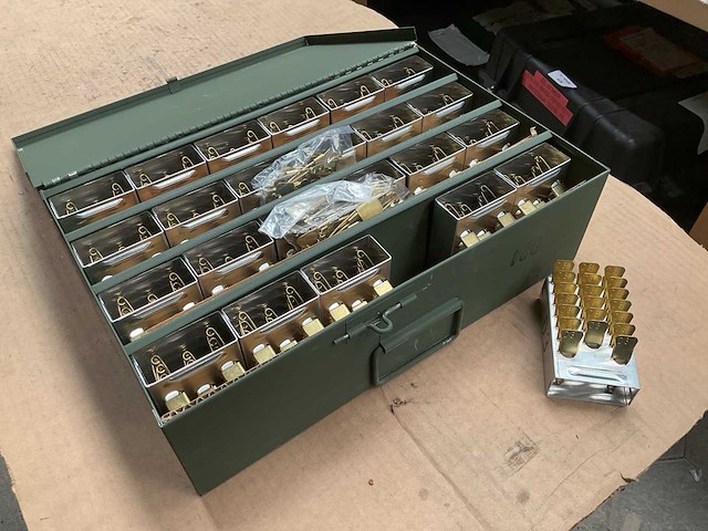 Vintage military laundry pin set - afbeelding 1 van  4