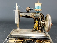 Vintage miniatuur naaimachine - afbeelding 1 van  5