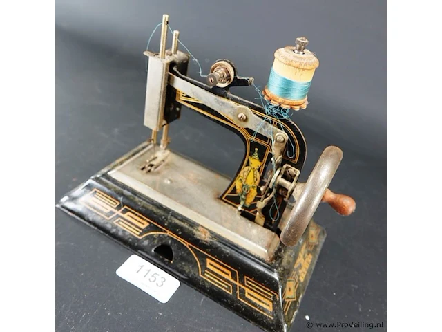 Vintage miniatuur naaimachine - afbeelding 2 van  5