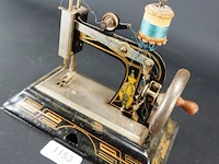 Vintage miniatuur naaimachine - afbeelding 2 van  5