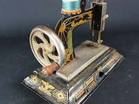 Vintage miniatuur naaimachine - afbeelding 3 van  5