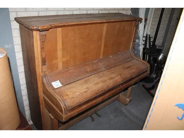 Vintage piano. let op! van enkele toetsen ontbreekt het ivoor en de restauratiemogelijkheden op het speelwe... - afbeelding 1 van  5